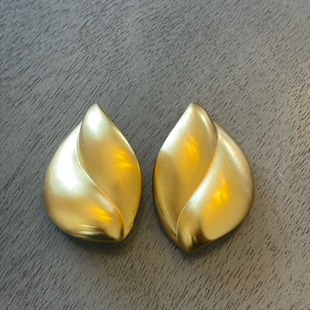 Vintage Gold Tone Sculptural Leaf Clip-On Earrings Modernist Statement Retro